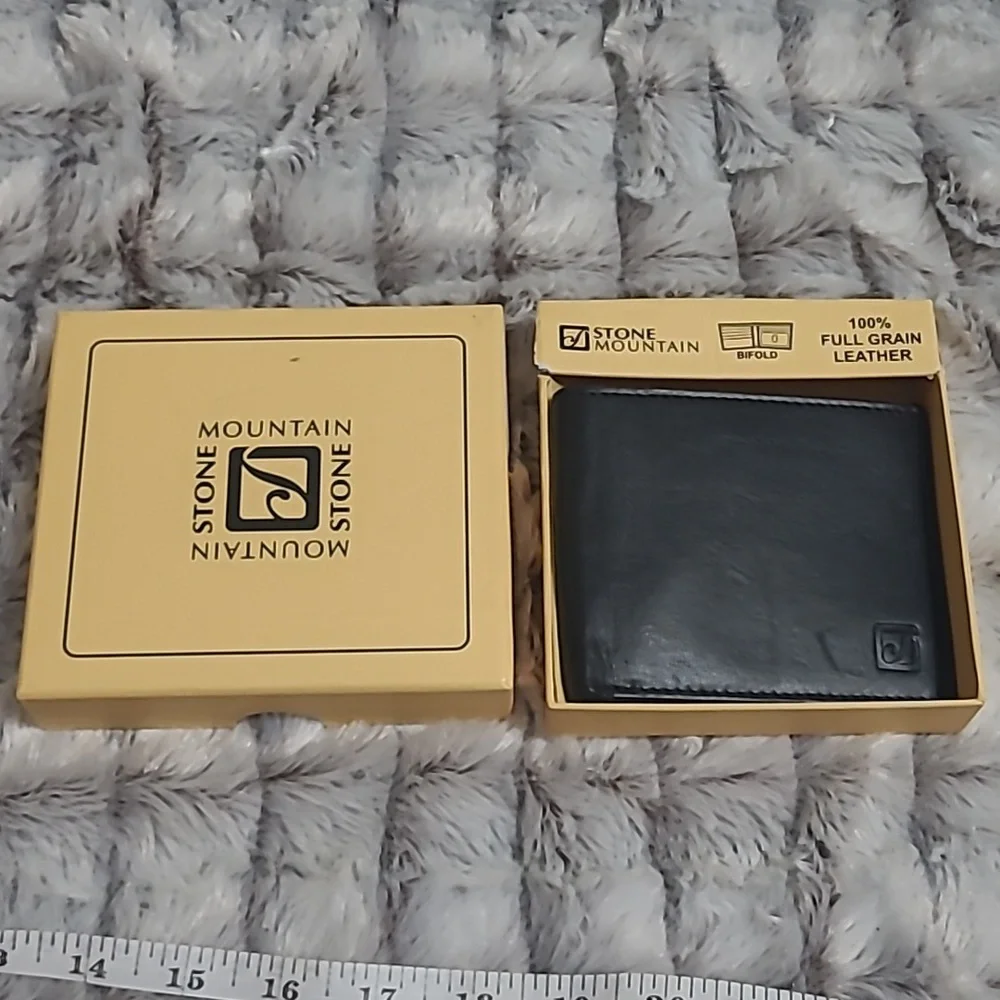4/$25 Stone Mountain Genuine leather Wallet ..has RFID signal blocker..Theft NWT